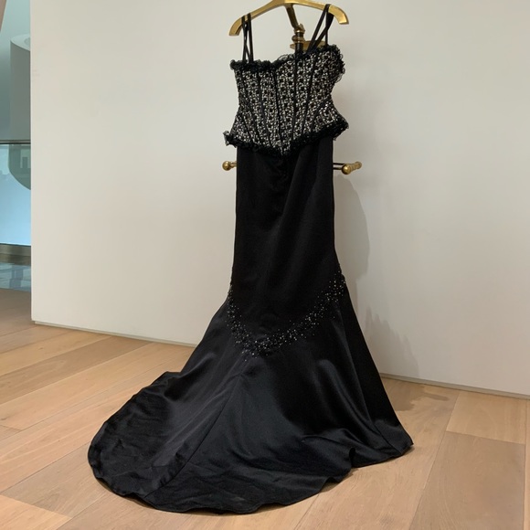 Fabulous evening gown fit for any occasion, prom wedding, gala with details - Picture 2 of 7